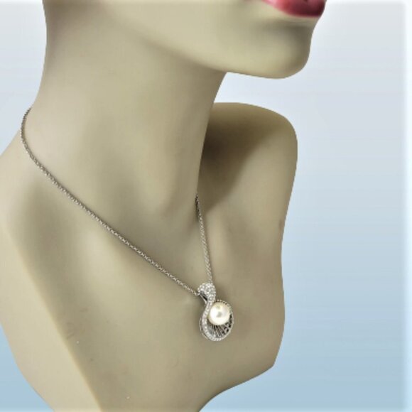 Pearl Pendant Fashion Necklace - Picture 16 of 16